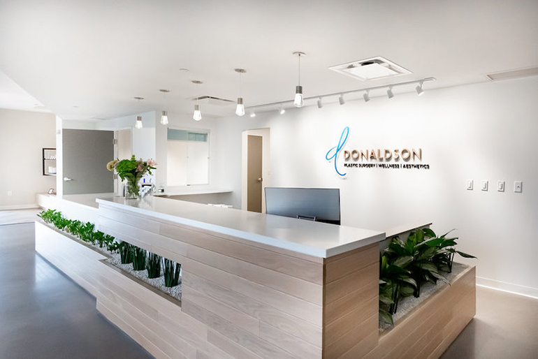 醫美機構形象墻